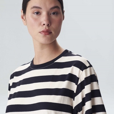 T-shirt de riscas pretas e brancas com gola redonda preta numa mulher