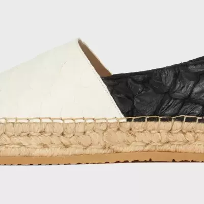Sapatilha alpercata preta e branca com sola de corda natural e borracha