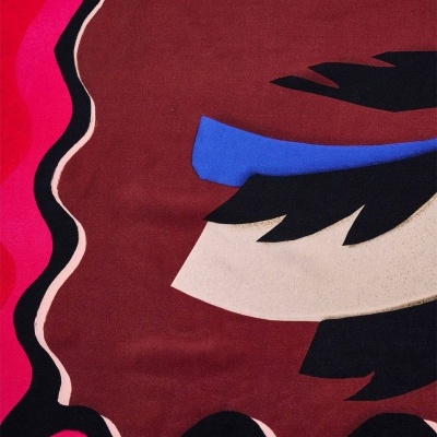 Tecido com padrão abstracto colorido e borda ondulada