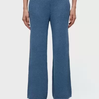 Calças largas de malha azul com cintura elástica e top vermelho