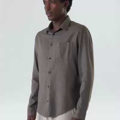 Camisa masculina castanha com bolso no peito e botões, usada por modelo