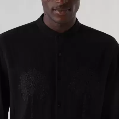 Camisa preta com padrão de árvores bordadas em tom preto