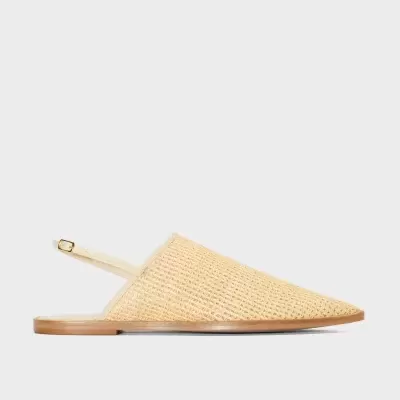 Sapato mule bege em palha trançada com tira ajustável e sola fina castanha