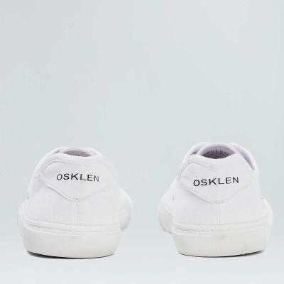 Ténis brancos OSKLEN vistos de trás