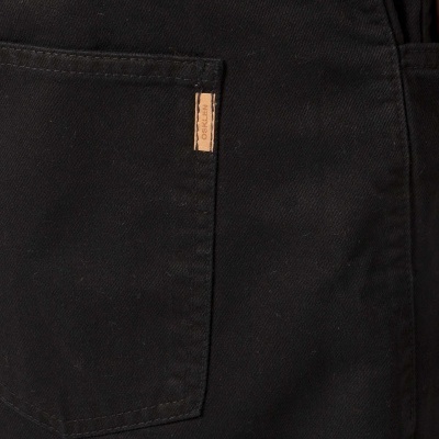 Calças pretas com bolso e etiqueta pequena e peça branca em cima