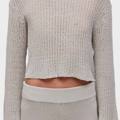 Camisola cropped de malha bege clara com padrão em malha aberta e mangas compridas