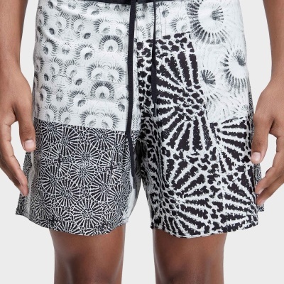 Calções de banho masculinos branco e preto com cordão.