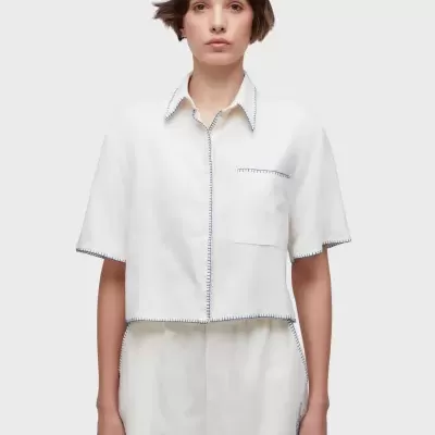 Conjunto feminino branco de camisa curta e calções com costura azul nas bordas