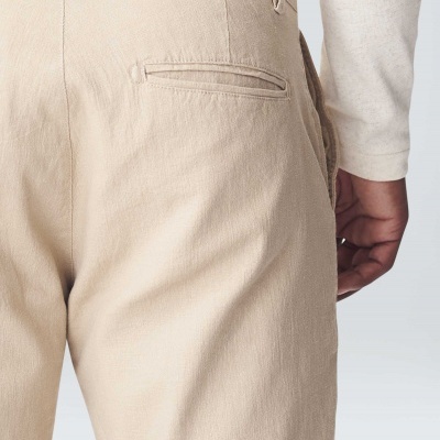 Calças bege claras com bolso traseiro embutido