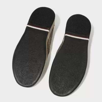 Solas de sapatos pretas com detalhe vermelho e branco vistas de baixo