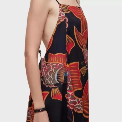 Vestido longo com estampa colorida de peixes e alças finas