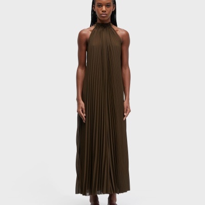 Vestido comprido feminino castanho escuro plissado com gola alta