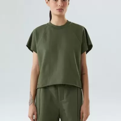 Conjunto feminino verde-militar de t-shirt de manga curta e calças, tecido liso, fundo neutro