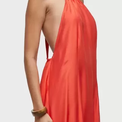 Vestido longo coral sem costas com alças finas numa modelo