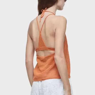 Top feminino laranja com alças finas cruzadas nas costas e calções brancos texturizados