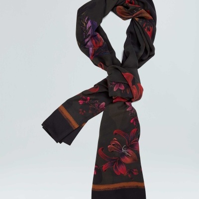 Lenço preto com estampa floral vermelha e roxa