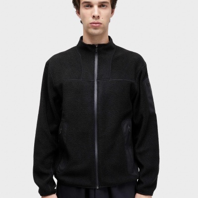 Casaco preto de homem em tecido fleece com fecho de correr e bolsos com fecho.