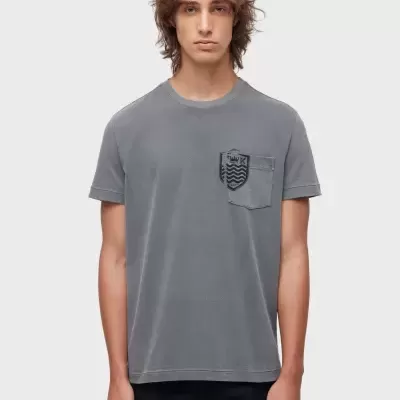 Camiseta cinza com bolso e estampa preto com brasão