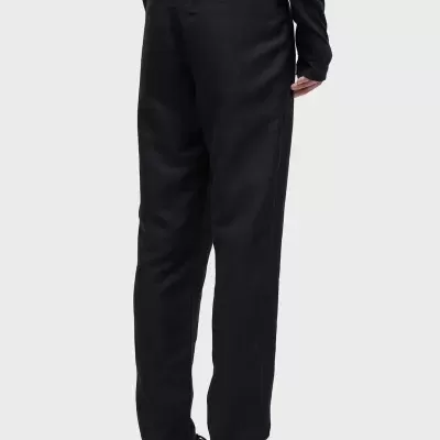 Calças pretas compridas com cintura alta em fundo branco.