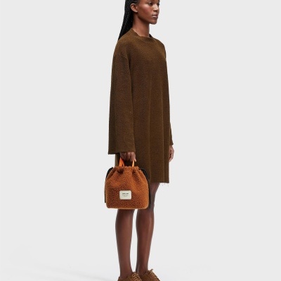 Vestido castanho de manga comprida com modelo e bolsa peluda castanha OSKLEN