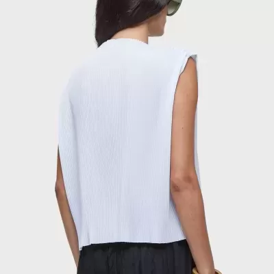 Top branco feminino canelado sem mangas visto de costas