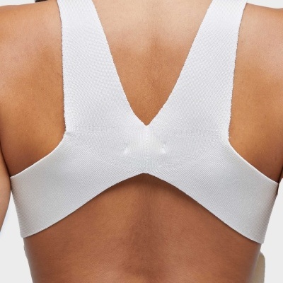 Soutien branco com costas em cruz visto de trás