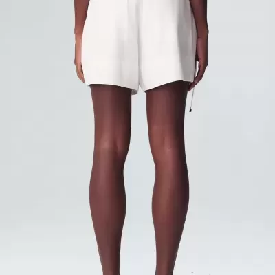 Shorts brancos para mulher vistos de costas com bolso e fecho de cordão