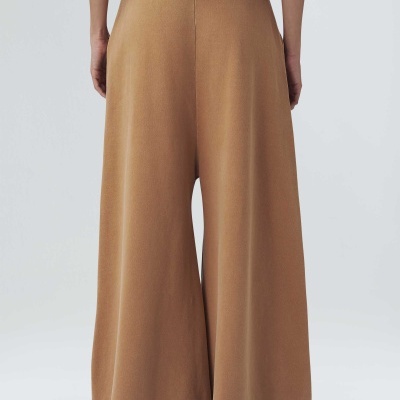 Calças largas castanho claro vista traseira com cintura elástica