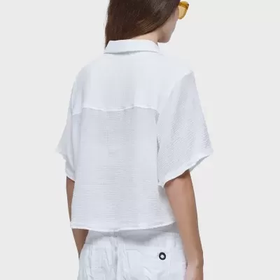 Camisa branca de mangas curtas e saia branca vistas de costas