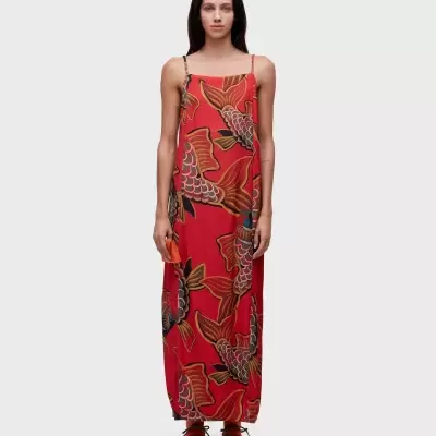 Vestido comprido vermelho com padrão de peixes coloridos e alças finas