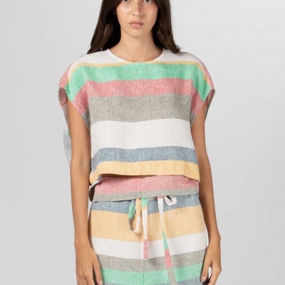 Conjunto de top e calções de riscas pastel em modelo mulher