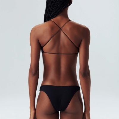 Biquíni preto com alças cruzadas visto de costas