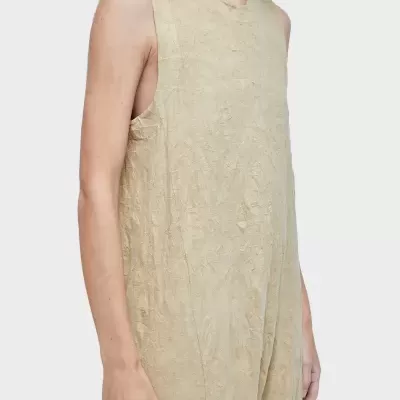 Macacão bege claro feminino com textura floral e sem mangas