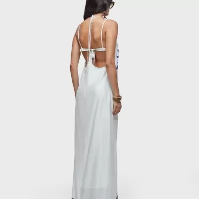 Vestido longo branco com padrão azul na barra e tiras nas costas