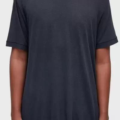 T-shirt preta lisa de manga curta com gola redonda