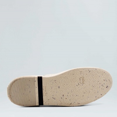 Sola de sapato bege com detalhes pretos e ranhuras