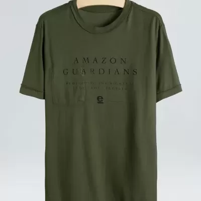 T-shirt verde-oliva com texto Amazon Guardians pendurada num cabide de madeira