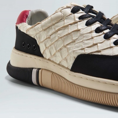 Sapatilha creme texturada com detalhes pretos e sola bege com detalhes castanho e cinzento
