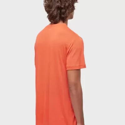 Camiseta laranja de manga curta vista de costas com texto branco OAKLEY no topo