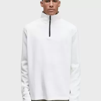 Sweatshirt branca com gola alta e fecho éclair preto