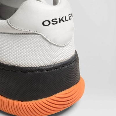 Sapato branco OSKLEN com sola preta e detalhes laranja