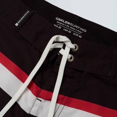 Calções de banho pretos com riscas brancas e vermelhas e cordões brancos