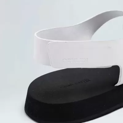 Sandália branca com sola preta e gravação OSKLEN