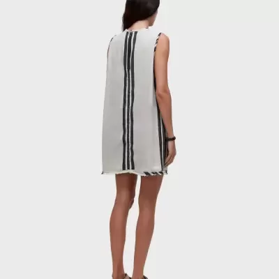 Vestido corto riscas verticais pretas e sandálias beges