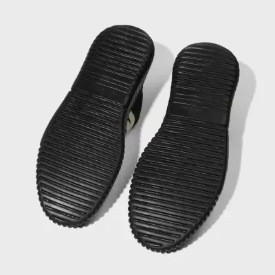 Chinelos vistos pelas solas pretas estriadas