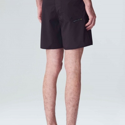 Calções pretos masculinos com bolso traseiro, modelo de costas