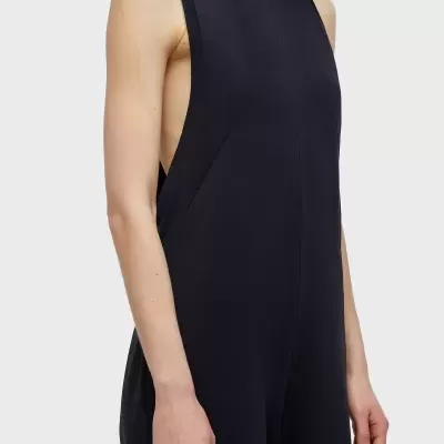 Macacão preto com gola alta decorada e sem mangas, fundo branco