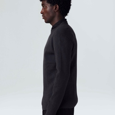 Camisola preta de malha fina, de manga comprida e gola alta