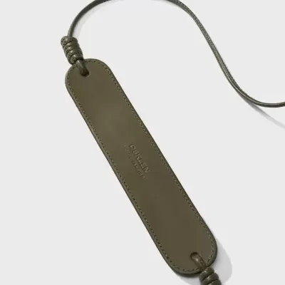 cinta para câmara verde-oliva em couro com cordão ajustável