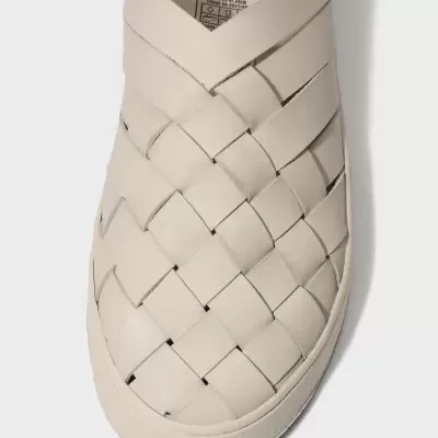 Ténis bege claro com tiras entrelaçadas e sola da mesma cor